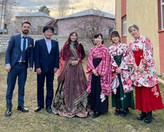 Japon Geline Van Usulü Görkemli Düğün