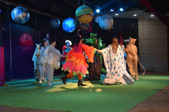 Depremzede Çocuklar ‘Başka Bi Küçük Prens’i İzledi