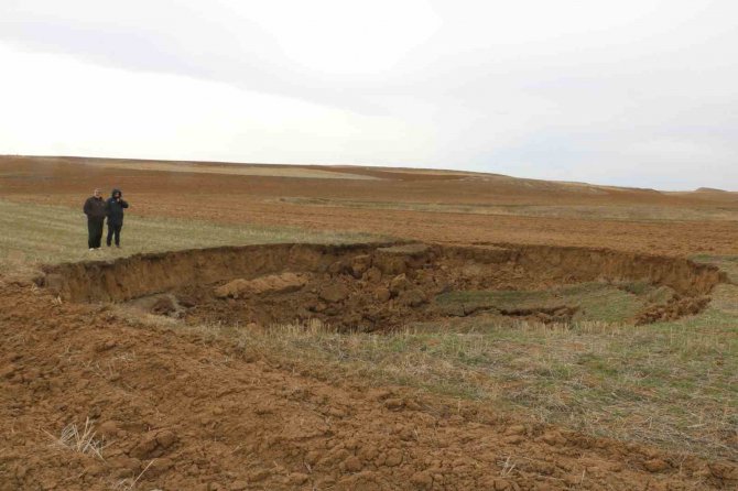 Deprem Sonrası Oluşan Obruk, Köylüyü Tedirgin Etti