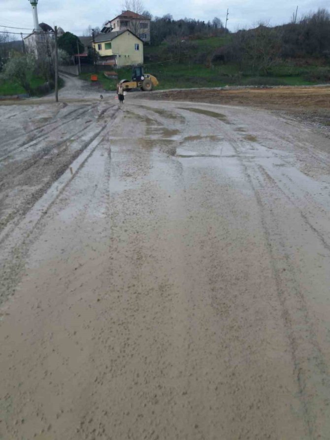 Köy Yolu Çamurla Kaplandı