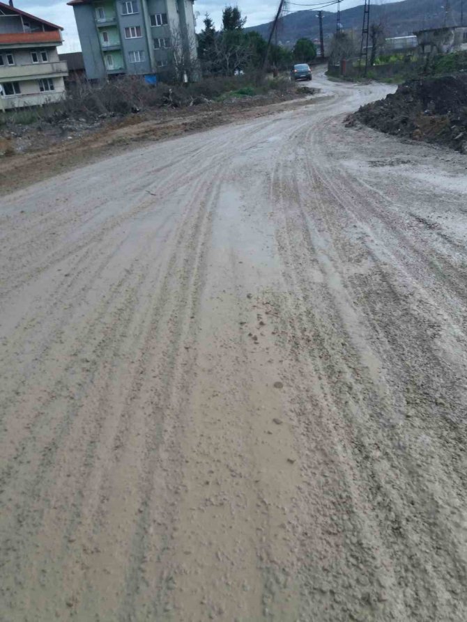 Köy Yolu Çamurla Kaplandı