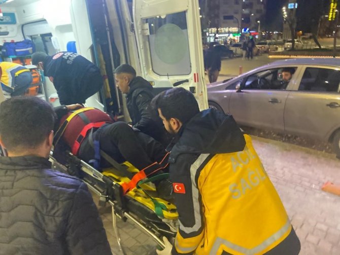 İ̇ki Kişiye Çarpıp Kaçan Sürücü, Ortalığı Savaş Alanına Çevirdi