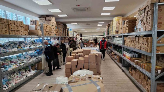 Depremzedeler İhtiyaçlarını Sosyal Market İle Karşılanıyor