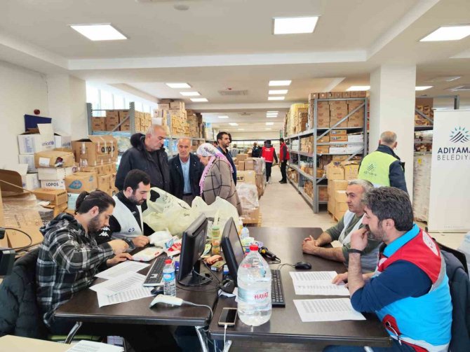 Depremzedeler İhtiyaçlarını Sosyal Market İle Karşılanıyor