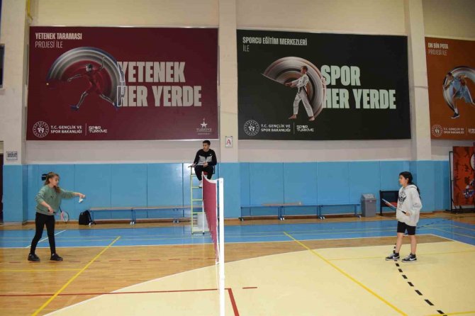 Afyonkarahisar’da Badminton Turnuvası Tamamlandı