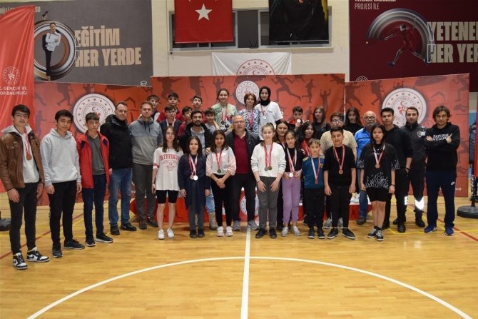 Afyonkarahisar’da Badminton Turnuvası Tamamlandı