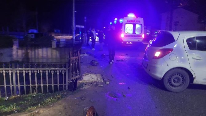 Kontrolden Çıka Otomobil Köprü Bariyerlerine Çarparak Durabildi