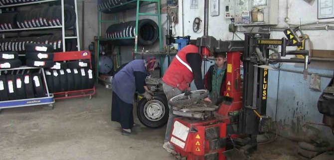 83 Yaşındaki Vesile Teyze ’Oto Lastik Tamirciliği’ Mesleğini Gelinine Devretti