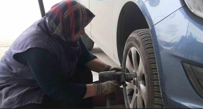 83 Yaşındaki Vesile Teyze ’Oto Lastik Tamirciliği’ Mesleğini Gelinine Devretti