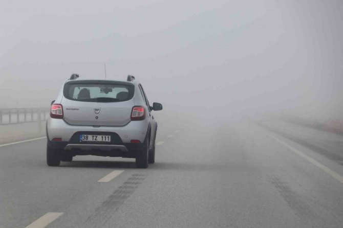Aksaray’da Yoğun Sis Görüş Mesafesini 10 Metreye Düşürdü