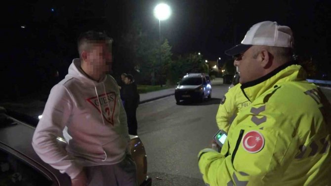 Alkollü Sürücü Uzatılan Alkolmetreyi Üflemek Yerine Yutmaya Çalıştı