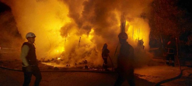 Otoyolda Korkutan Yangın: İ̇plik Yüklü Tırın Dorsesi Küle Döndü