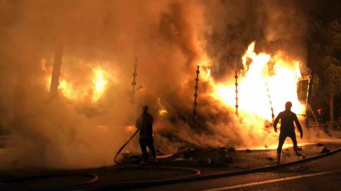 Otoyolda Korkutan Yangın: İ̇plik Yüklü Tırın Dorsesi Küle Döndü