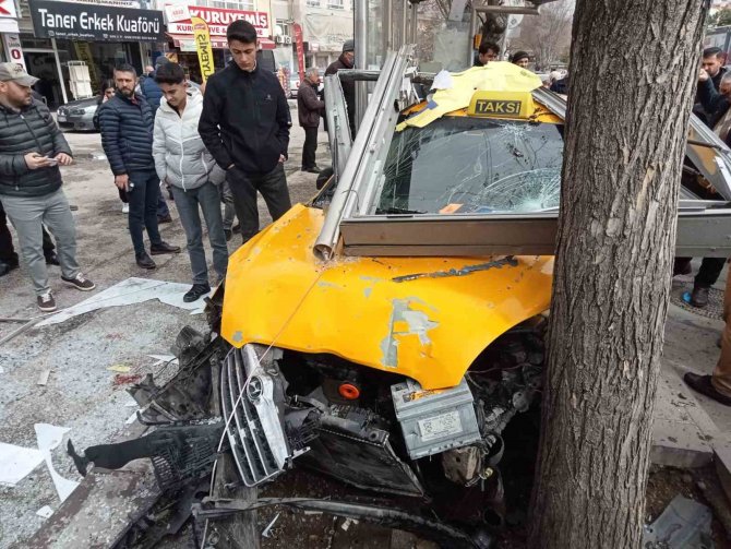 Taksi Şoförü Yayalara Çarpmamak İçin Durağa Daldı: 1’i Ağır 6 Yaralı