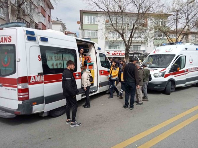Taksi Şoförü Yayalara Çarpmamak İçin Durağa Daldı: 1’i Ağır 6 Yaralı