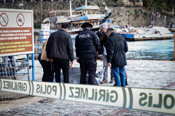 Antalya’da Denizde 17-18 Yaşlarında Erkek Cesedi Bulundu
