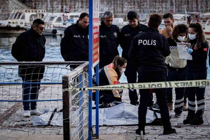 Antalya’da Denizde 17-18 Yaşlarında Erkek Cesedi Bulundu
