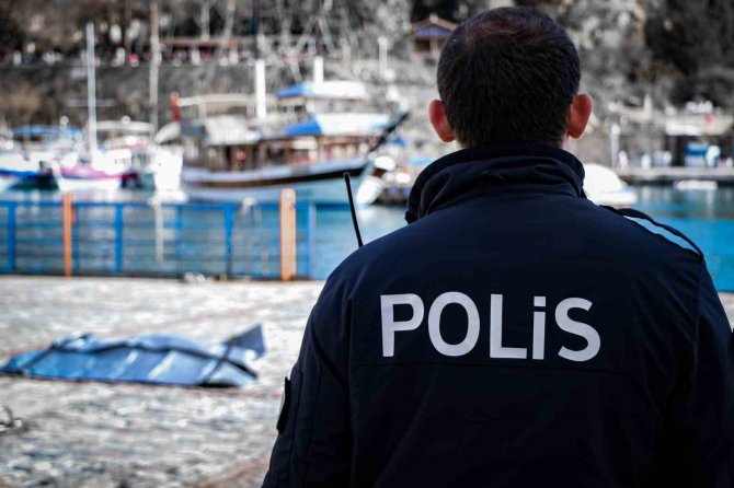 Antalya’da Denizde 17-18 Yaşlarında Erkek Cesedi Bulundu