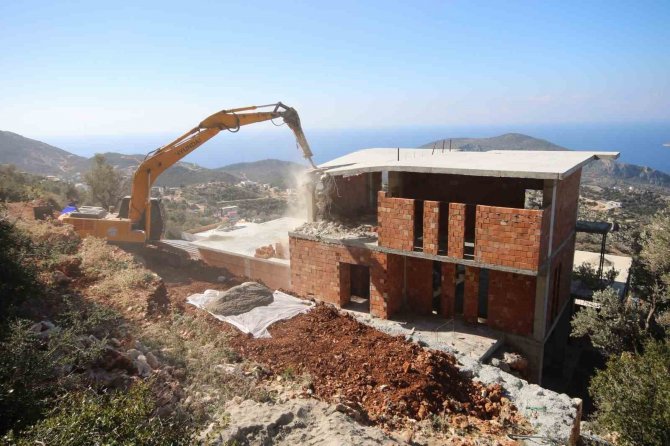 Turizm Cenneti Kaş’ta Kaçak Yapılar Yıkılıyor