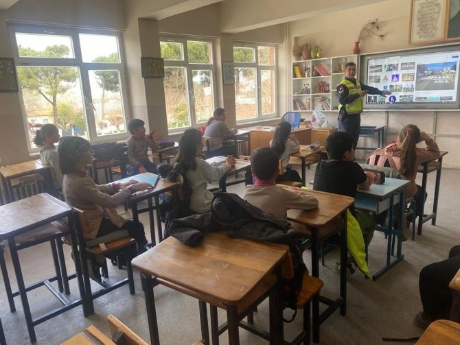 Jandarmadan İlkokul Öğrencilerine Trafik Eğitimi