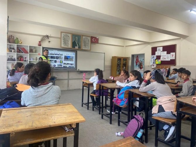 Jandarmadan İlkokul Öğrencilerine Trafik Eğitimi