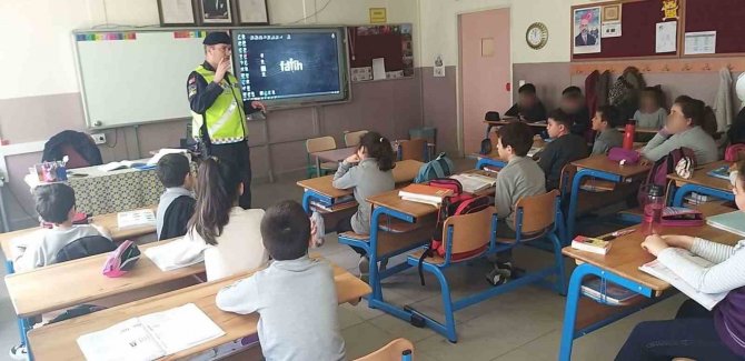 Söke’de Jandarma Ekiplerinden Öğrencilere Trafik Eğitimi