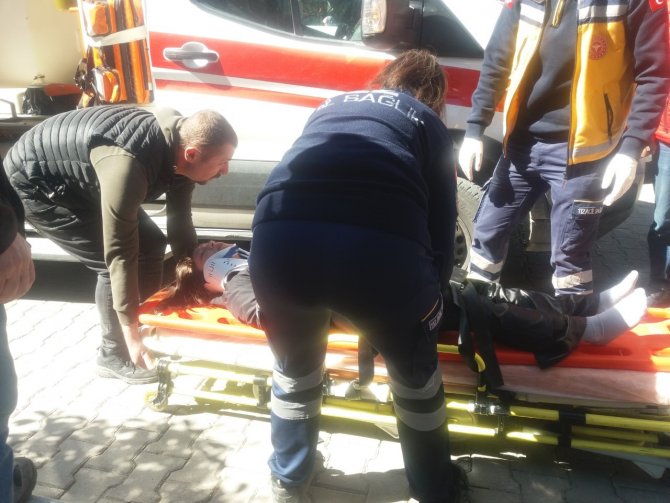 Burhaniye’de Otomobile Çarpan Motosiklet Sürücüsü Yaralandı