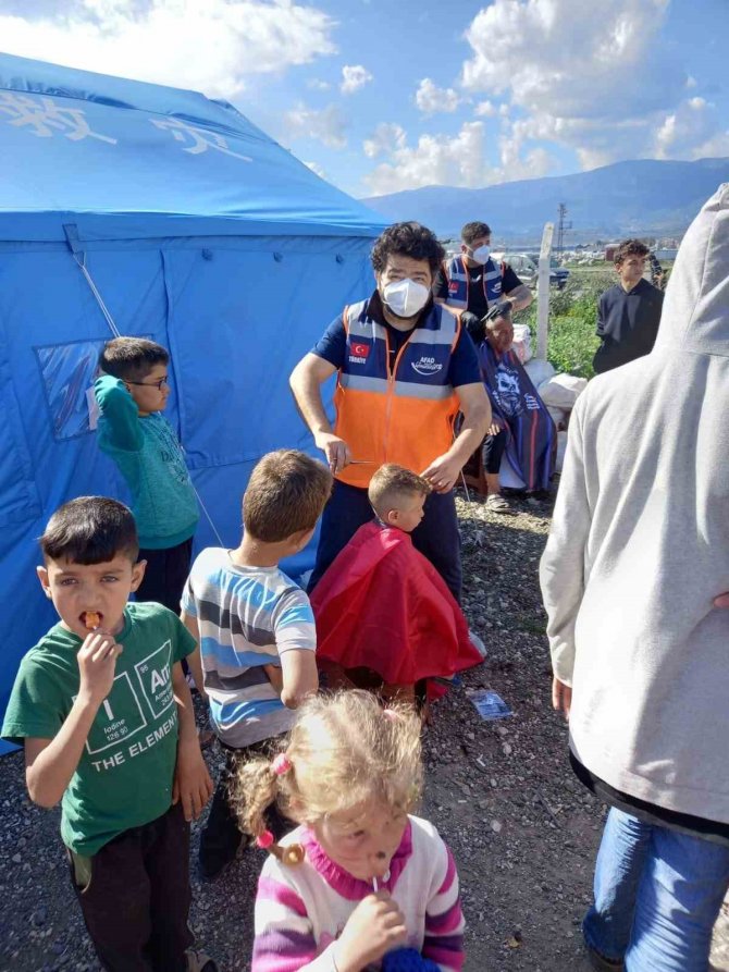 Bilecik’ten Hatay’a Çocukları Tıraş Etmeye Gittiler
