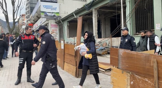 3 Saatlik Müzakere Eşi Ve Bebeği Gelince Son Buldu