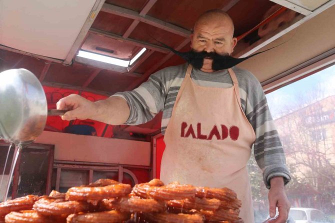25 Yıldır Kesmediği Bıyıkları, 80 Santimetreye Ulaştı