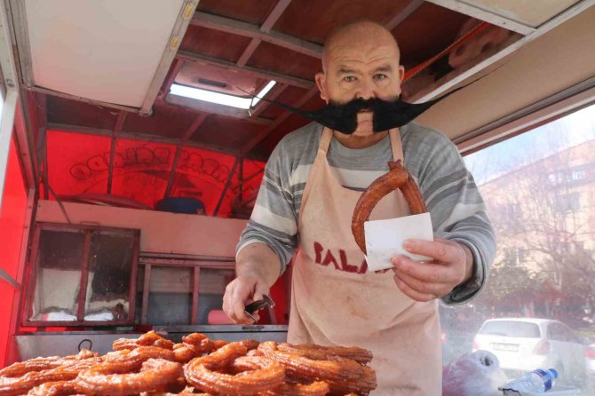 25 Yıldır Kesmediği Bıyıkları, 80 Santimetreye Ulaştı