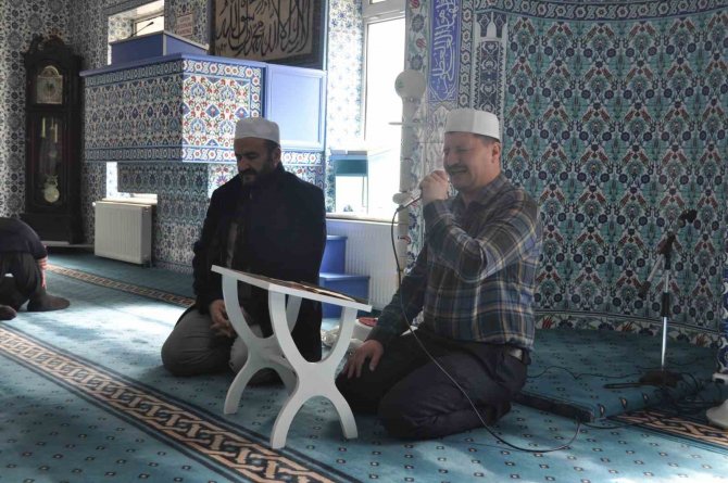Ezan Yarışmasında Birinci Olan İmam Güzel Sesiyle Mahalleliyi Namaza Teşvik Ediyor