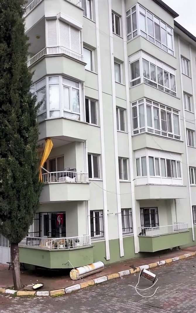 Fırtınanın Zarar Verdiği Güneş Enerjisini Söküp Aşağıya Attı
