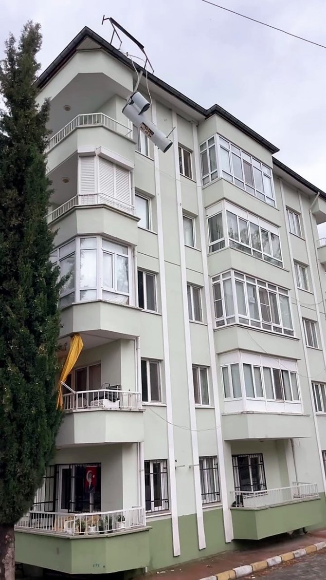 Fırtınanın Zarar Verdiği Güneş Enerjisini Söküp Aşağıya Attı