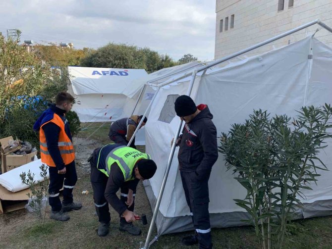 Uşak’ta Depremzede Vatandaşlar İçin Çalışmalar Sürüyor