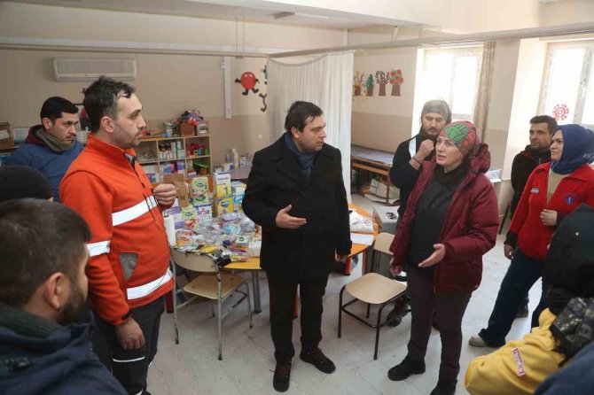 Uşak’ta Depremzede Vatandaşlar İçin Çalışmalar Sürüyor