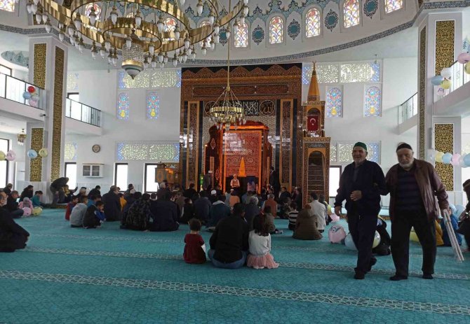 Cami, Çocuklar İçin Balonlarla Süslendi