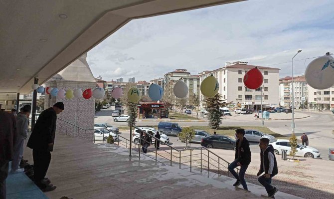 Cami, Çocuklar İçin Balonlarla Süslendi