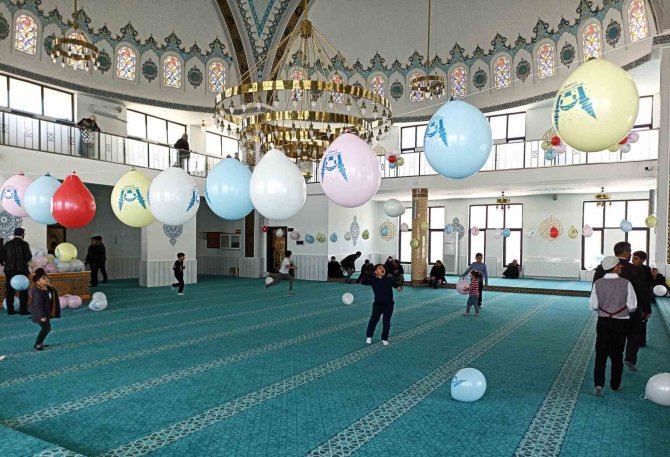 Cami, Çocuklar İçin Balonlarla Süslendi