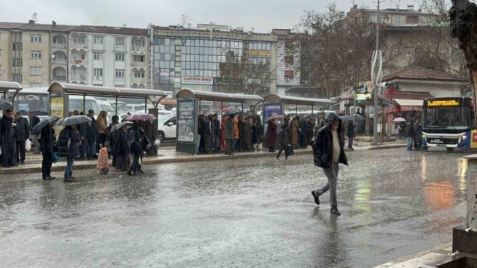 Elazığ’da Sağanak Yağış Etkili Oldu