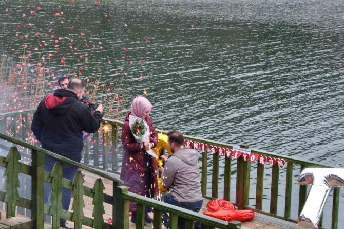 Göl Etrafında Yürüyüş Yapıyordu, Teklif İle İki Duyguyu Birden Yaşadı
