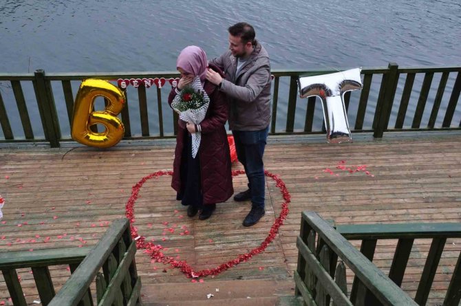 Göl Etrafında Yürüyüş Yapıyordu, Teklif İle İki Duyguyu Birden Yaşadı