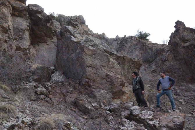 Omanağzı Köyünde Depremde Kopan Kaya Korkutuyor