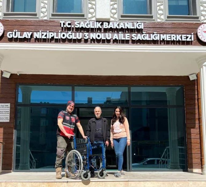Eskişehirli Dernek Üyeleri Deprem Bölgesine Tekerlekli Sandalye Ve Oyuncak Götürdü