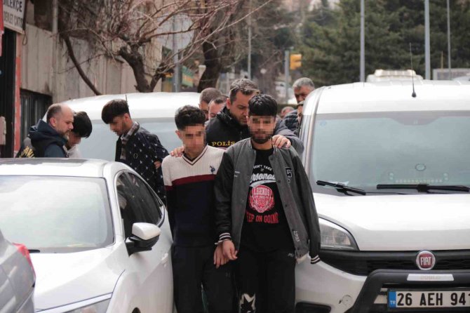 İ̇ranlı Şahsın Bıçaklanarak Öldürülmesiyle İlgili Afganistan Uyruklu 6 Şüpheli Adliyeye Sevk Edildi