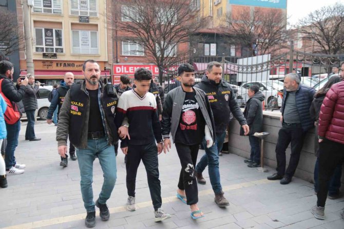 İ̇ranlı Şahsın Bıçaklanarak Öldürülmesiyle İlgili Afganistan Uyruklu 6 Şüpheli Adliyeye Sevk Edildi