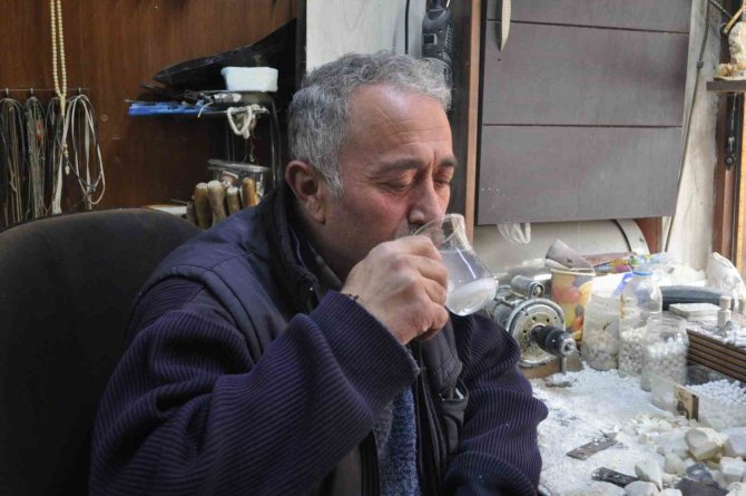 30 Yıldır Lületaşı Tozunu Çayıyla Ve Suyuyla Karıştırıp İçiyor