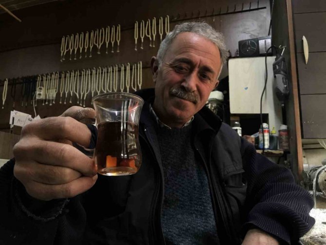 30 Yıldır Lületaşı Tozunu Çayıyla Ve Suyuyla Karıştırıp İçiyor