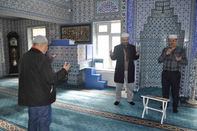 Ezan Yarışmasında Birinci Olan İmam Güzel Sesiyle Mahalleliyi Namaza Teşvik Ediyor