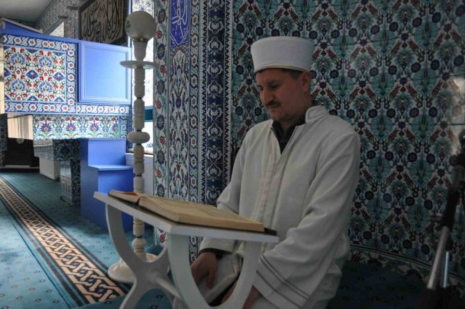 Ezan Yarışmasında Birinci Olan İmam Güzel Sesiyle Mahalleliyi Namaza Teşvik Ediyor